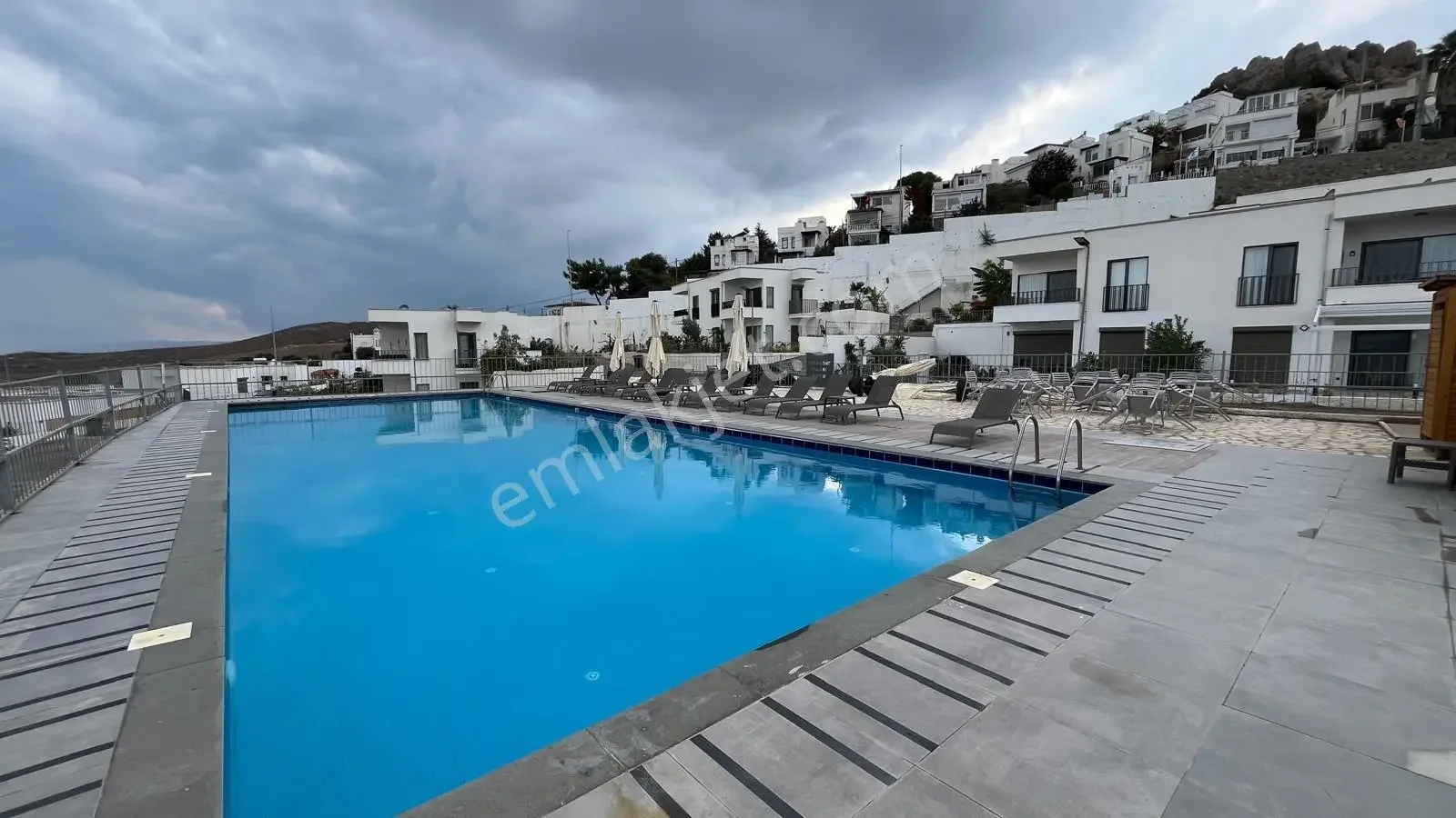 Bağla'da Havuzlu Sitede Satılık Bahçe Katı Deniz Manzaralı Daire, photo 1
