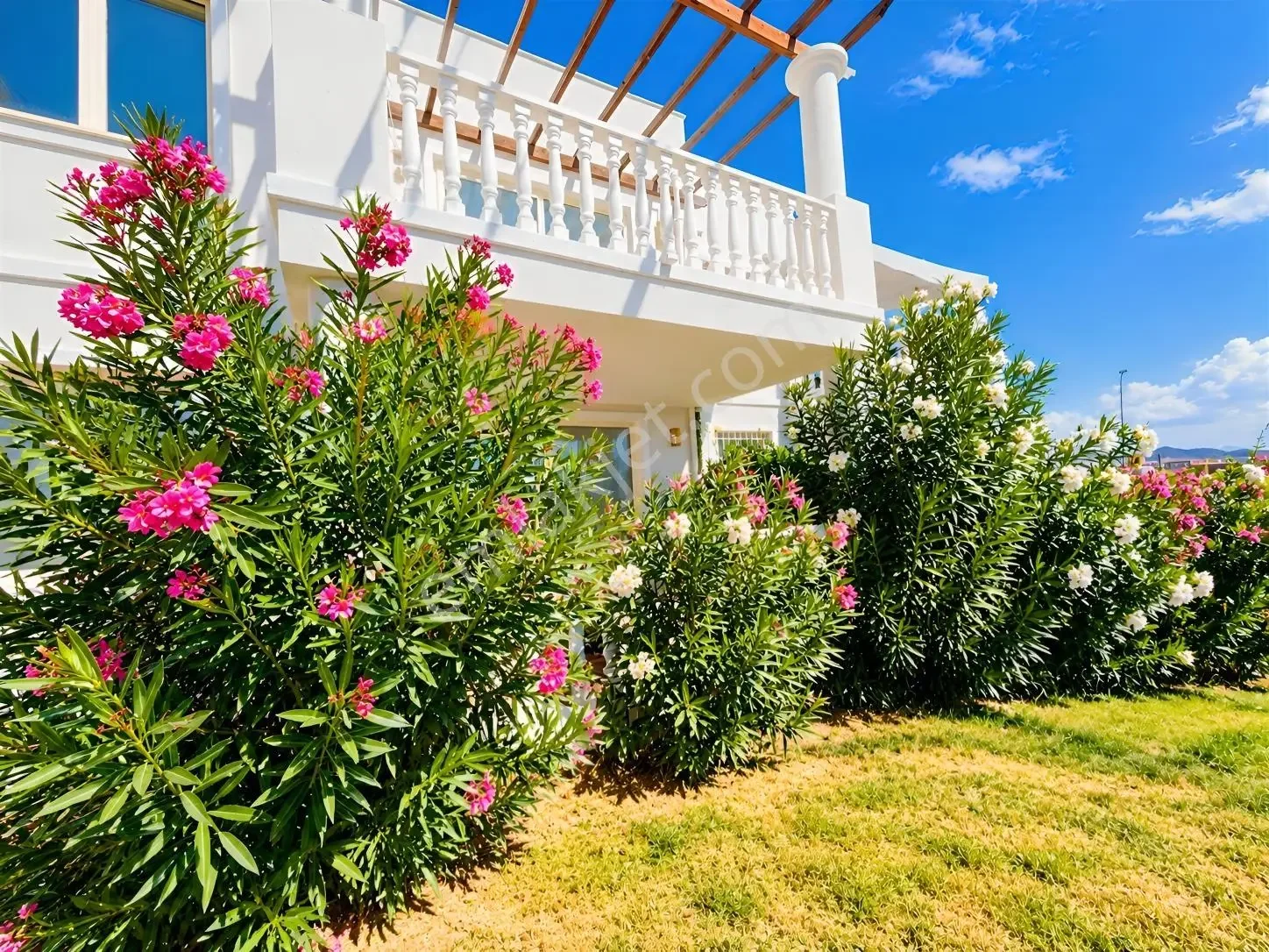 Bodrum'a Yakın Özel Plajlı Sitede Tamamen Yenilenmiş Satılık Ev, photo 1