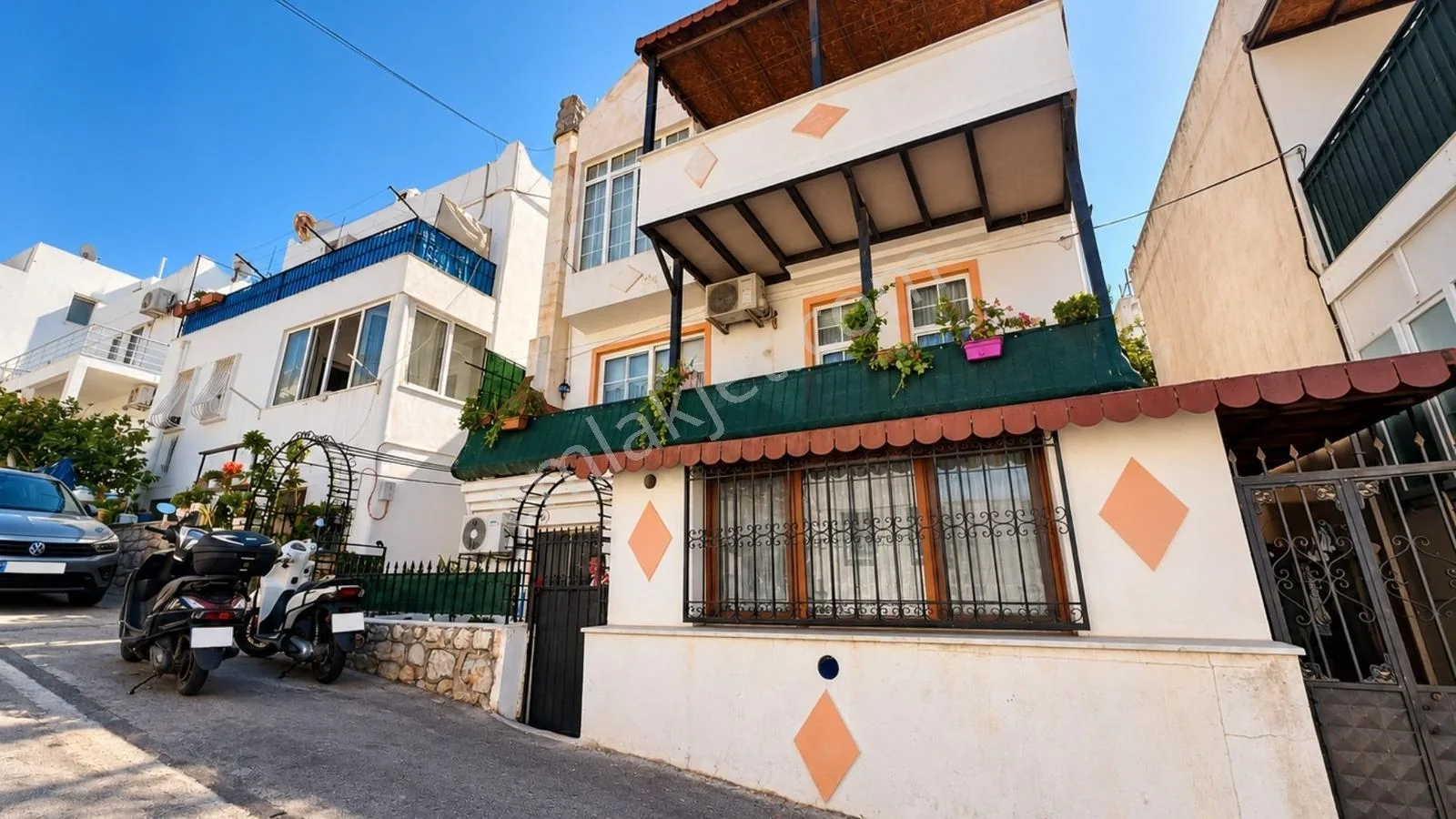 Well-maintained Single Title Deed 2 Flats for Sale in Eskiçeşme, photo 1