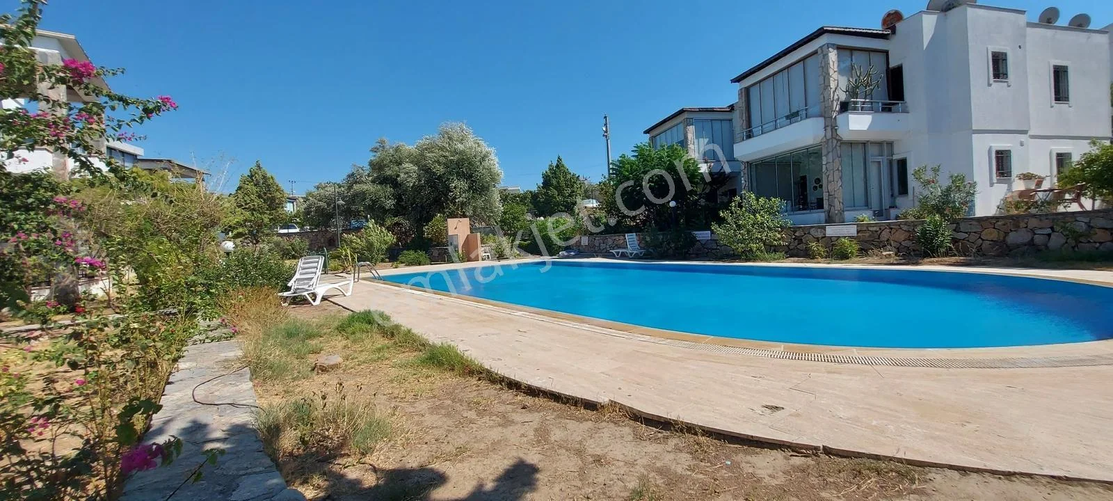 Centrally Located 2+1 Upper Floor Apartment in a Decent Site with Pool, photo 4