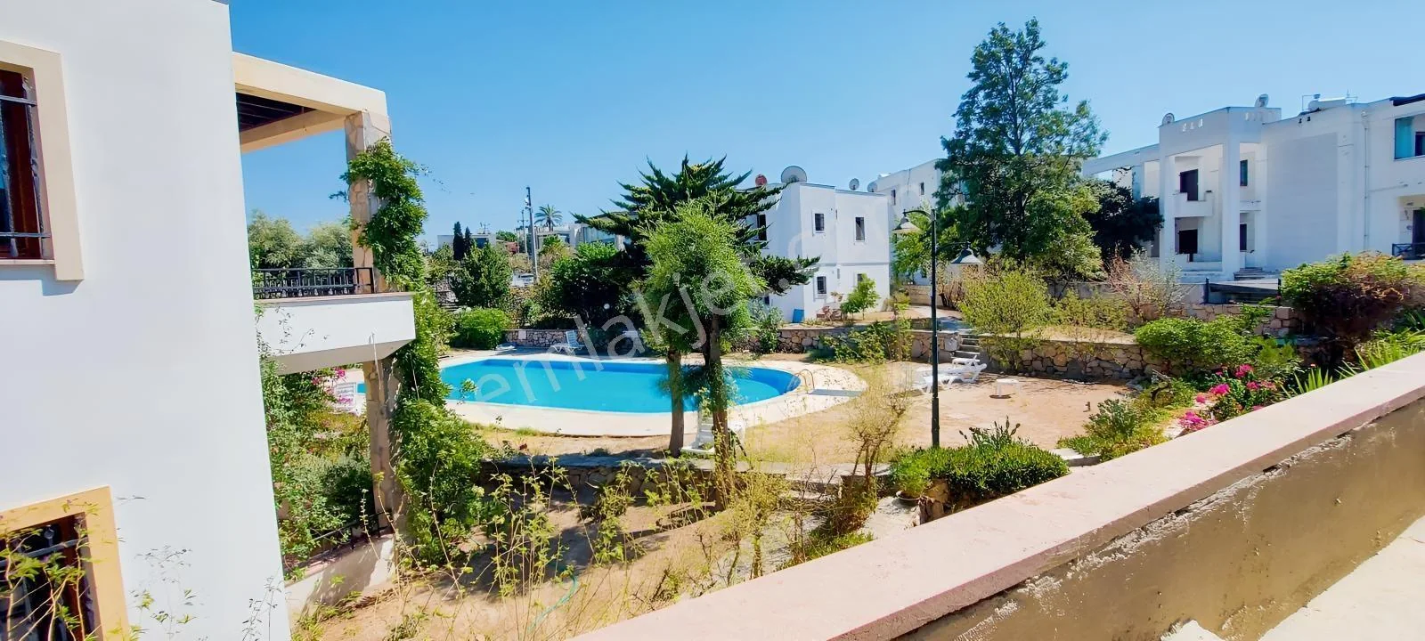 Centrally Located 2+1 Upper Floor Apartment in a Decent Site with Pool, photo 5