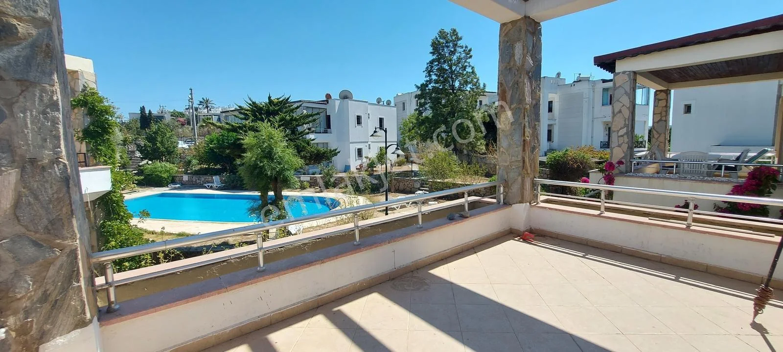 Centrally Located 2+1 Upper Floor Apartment in a Decent Site with Pool, photo 1