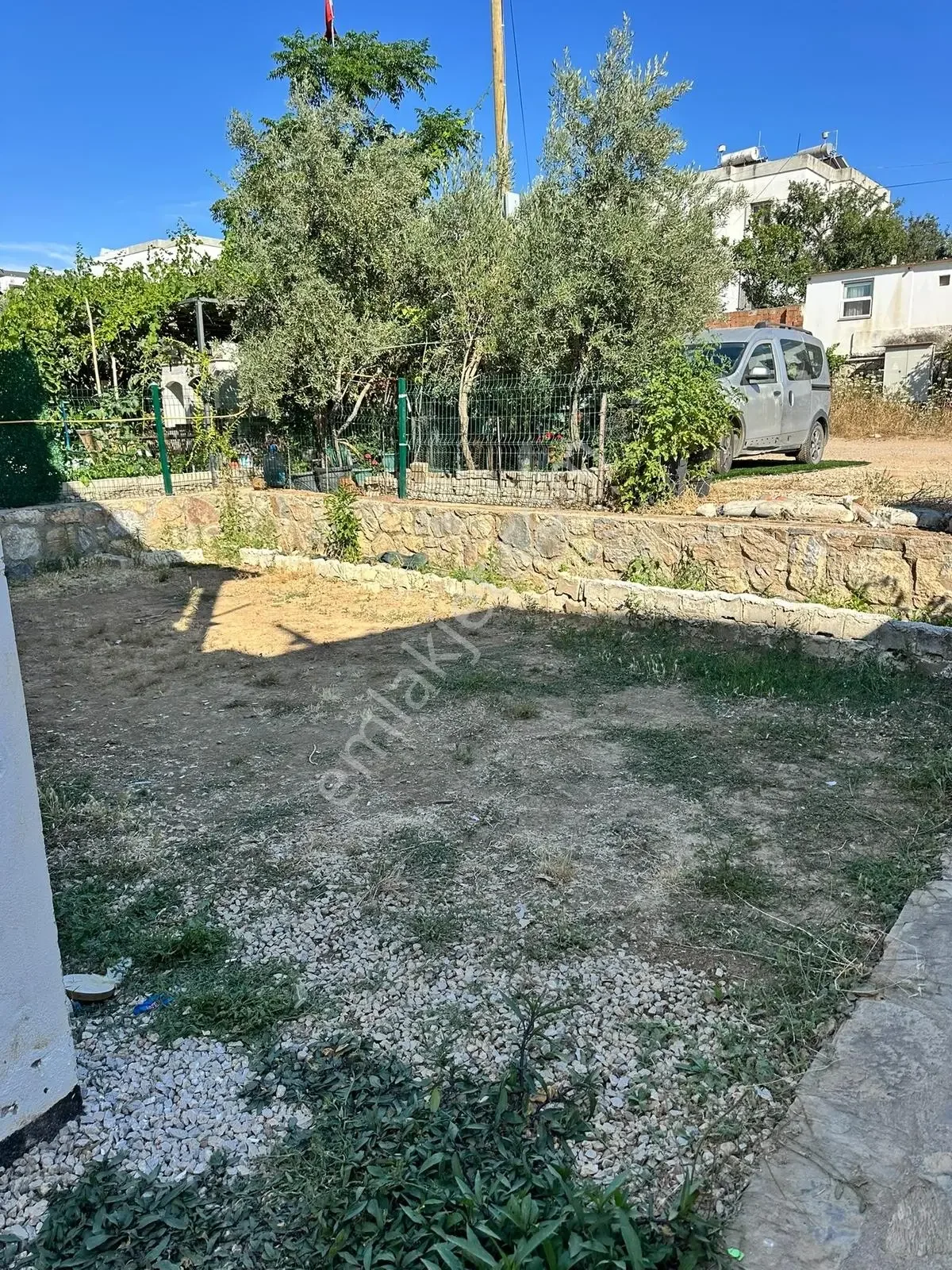 Gartengeschoss-2+1-Wohnung mit Balkon zu einem günstigen Preis in Gumusluk, photo 2