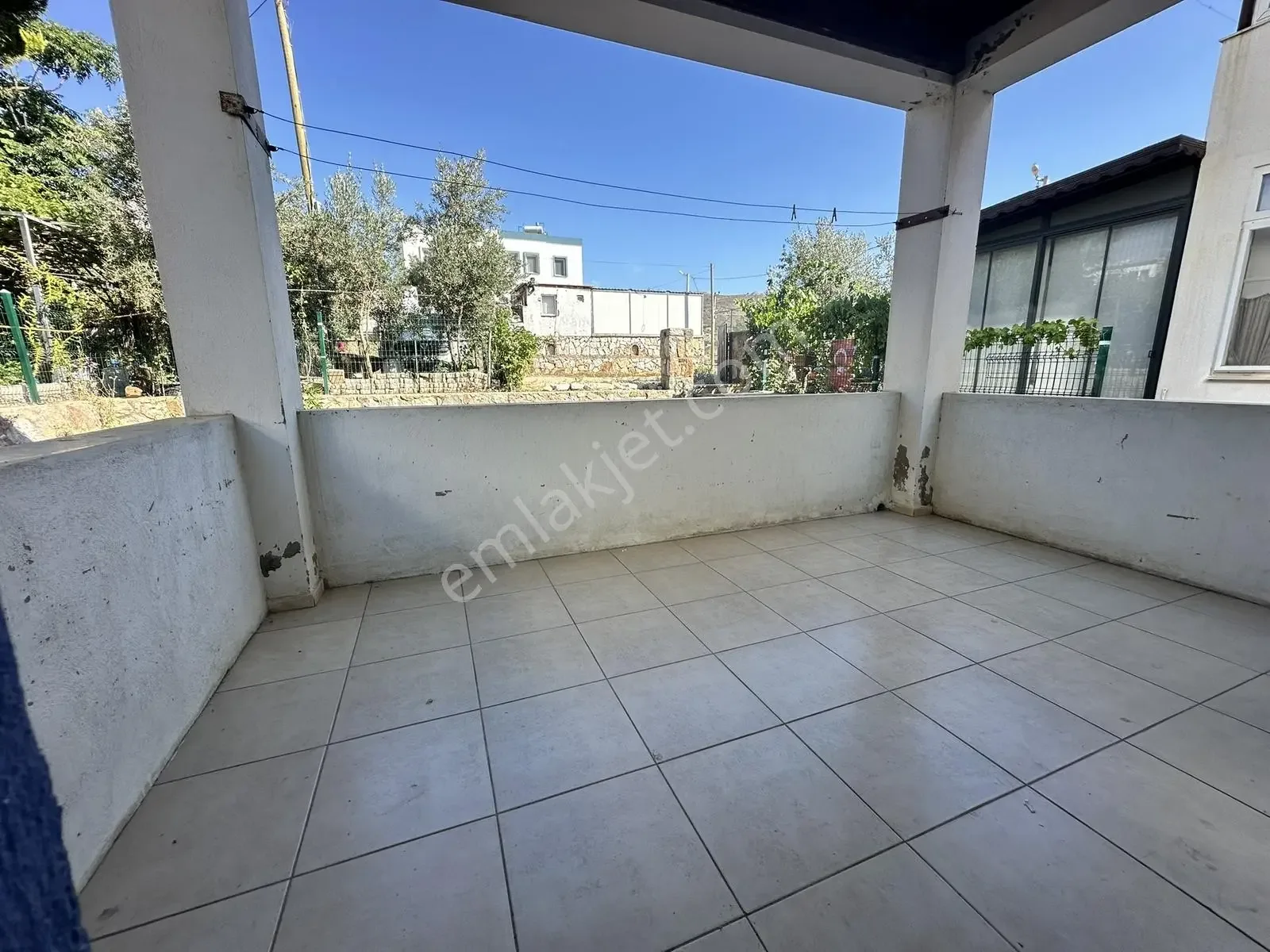 Gartengeschoss-2+1-Wohnung mit Balkon zu einem günstigen Preis in Gumusluk, photo 3