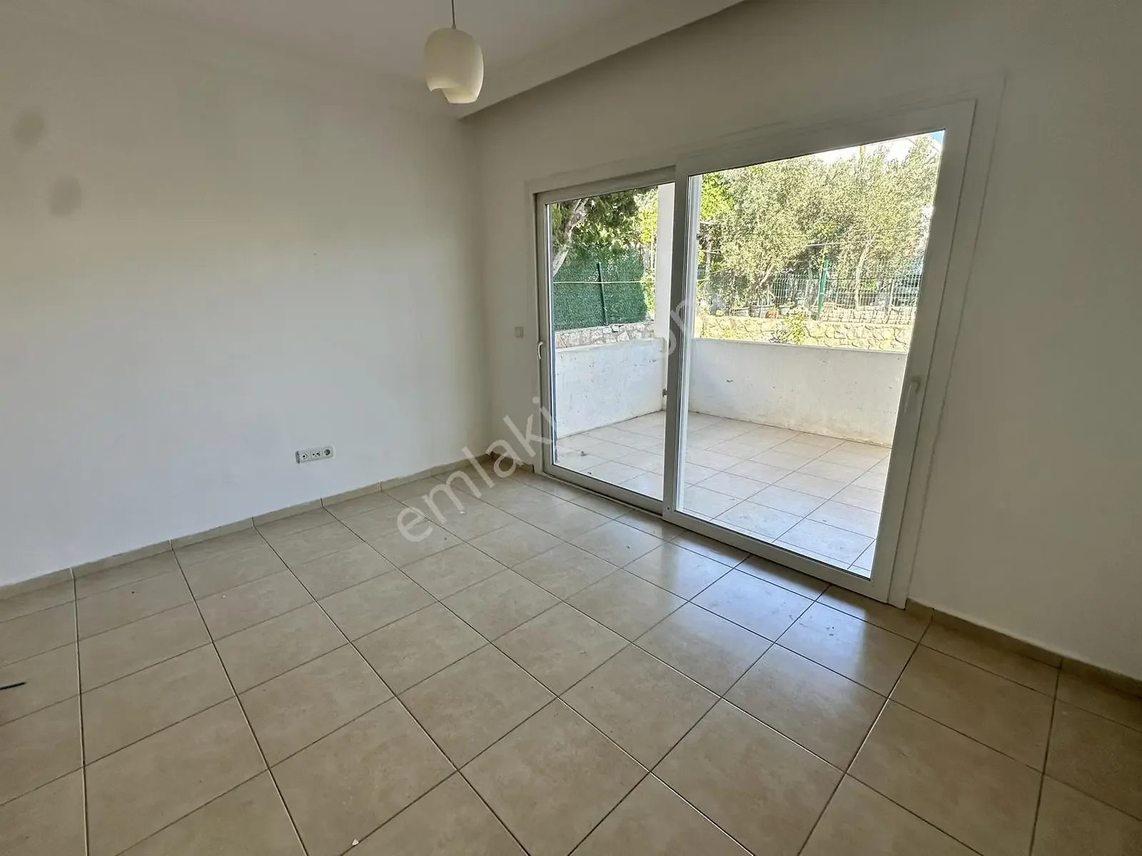 Gartengeschoss-2+1-Wohnung mit Balkon zu einem günstigen Preis in Gumusluk, photo 4