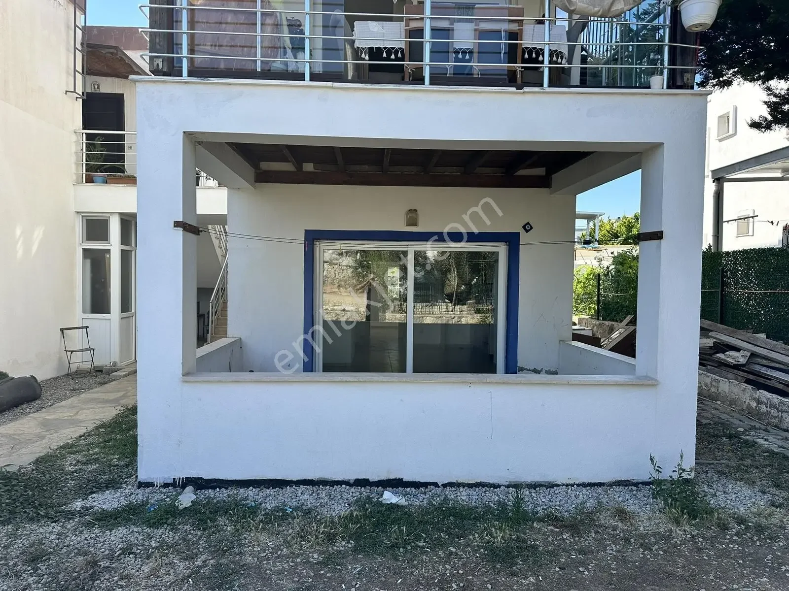 Gartengeschoss-2+1-Wohnung mit Balkon zu einem günstigen Preis in Gumusluk, photo 1
