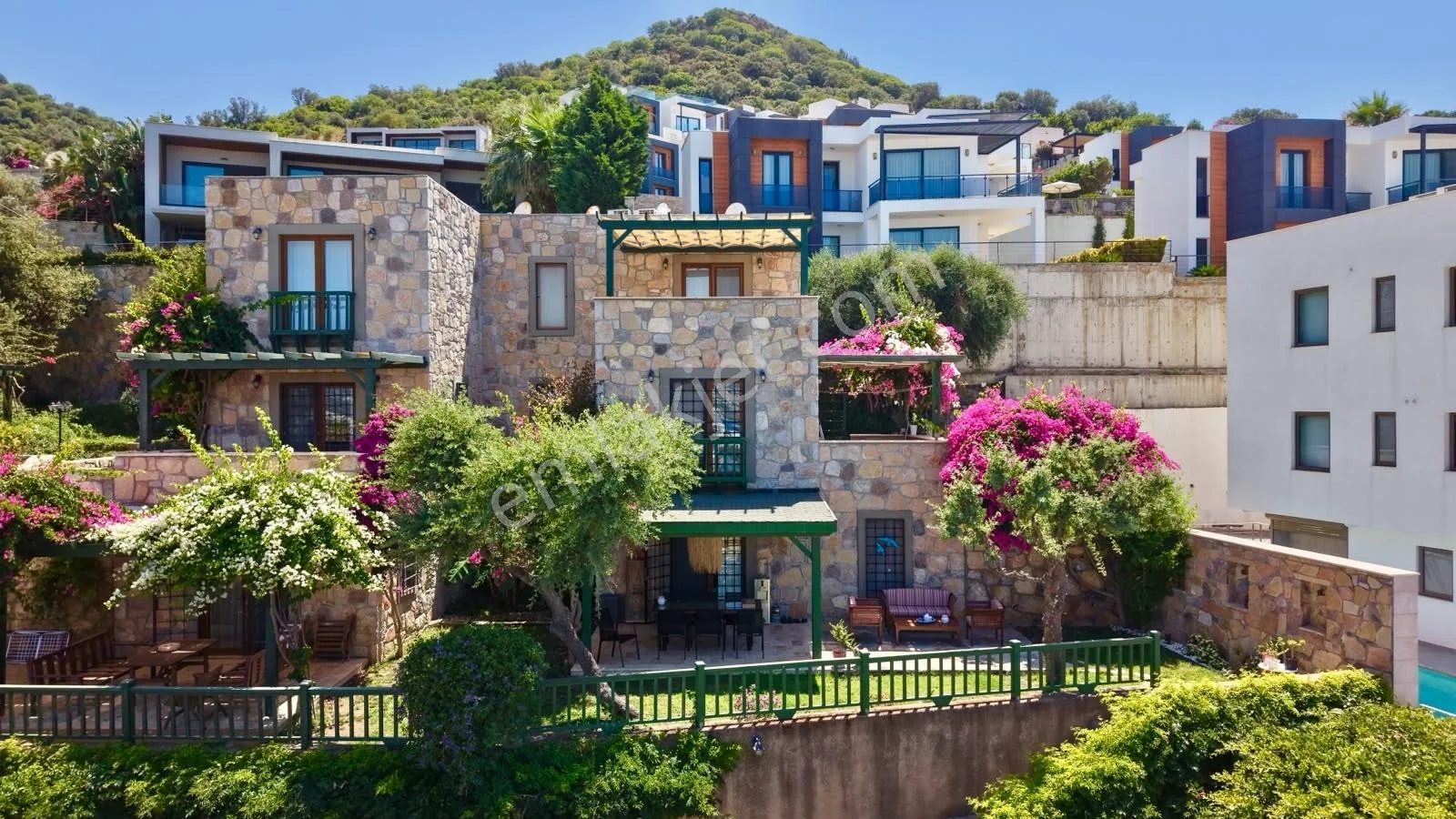Architektonische Stein-Maisonette-Wohnung mit Gartenboden und Blick auf den Jachthafen in Yalıkavak, photo 3