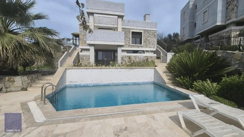 4+2 Villa with Sea View and Private Pool in Gümüşlük, photo 1