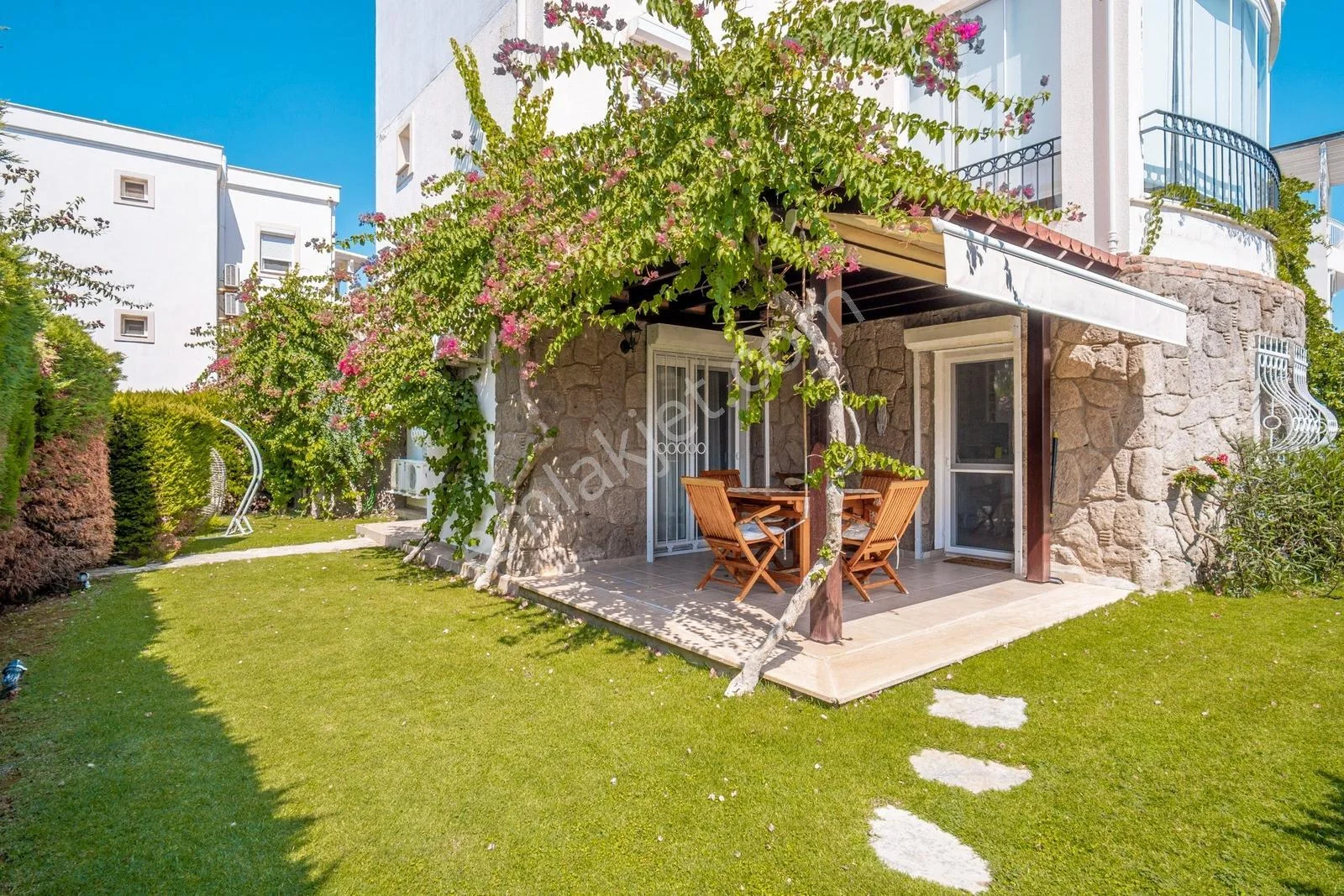 Bodrum Bitez Sarnıç Sitesi 3+1 Gartengeschosswohnung mit Strand zu verkaufen, photo 1