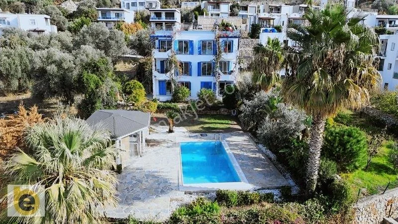 3-Flat Building with Pool for Sale in Umurca, Close to the Beach and Market, photo 1